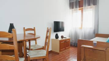 Apartamento, 2 quartos, sacada | Sala de estar | TV de tela plana