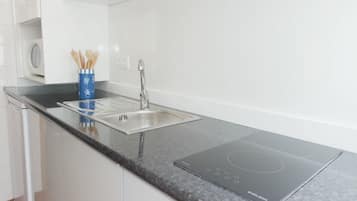 Apartamento, 2 quartos, sacada | Cozinha privada | Geladeira grande, micro-ondas, fogão, cooktop