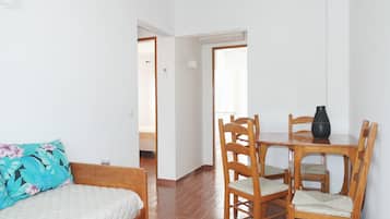Apartamento, 2 quartos, sacada | Sala de estar | TV de tela plana