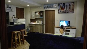 4-Bedroom House | Wohnbereich | Fernseher