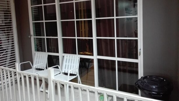 4-Bedroom House | Balkon