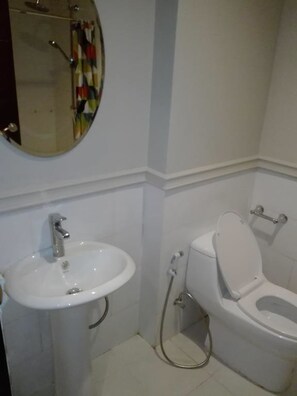 4-Bedroom House | Bathroom | Shower, rainfall showerhead - Baan Ananpon (Hua Hin)