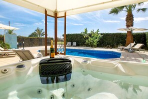 Piscina externa, espreguiçadeiras