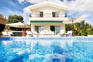 Piscina externa, espreguiçadeiras
