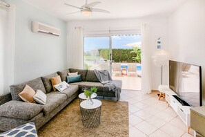 Vila, 4 quartos, piscina particular | Área de estar | Smart TV 55 polegadas com canais via satélite, TV
