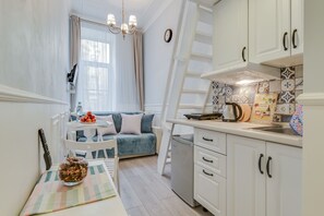 Dúplex estándar (7) | Cocineta privada | Refrigerador, microondas, parrilla de estufa y tetera eléctrica