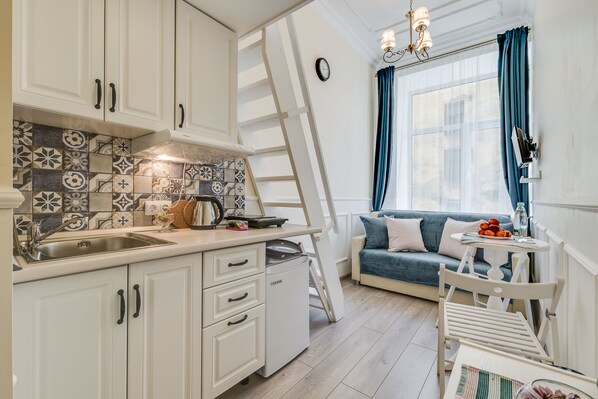 Dúplex estándar (4) | Cocineta privada | Refrigerador, microondas, parrilla de estufa y tetera eléctrica