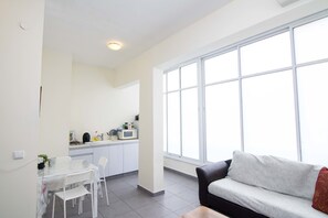 Apartemen Kota, 1 kamar tidur | Ruang keluarga | TV layar datar