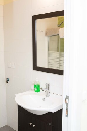 Appartement Ville, 1 chambre | Lavabo de la salle de bain
