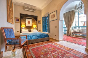 Luksushuone | Tallelokero huoneessa, yksilöllisesti sisustettu