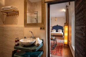 Habitación superior, baño en la habitación | Baño | Amenidades de baño gratuitas, secadora de cabello, batas, toallas 