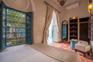 Deluxe tweepersoonskamer, privébadkamer | Een kluis op de kamer, individueel gedecoreerd, individueel gemeubileerd