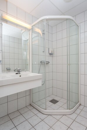 Single Room | Bathroom shower - Nordlys Hotell Alta (Alta)