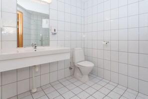 Double Room | Bathroom | Shower - Nordlys Hotell Alta (Alta)