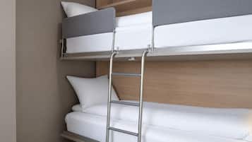 Una cama litera con escalera, ropa de cama blanca y cabecera de madera.
