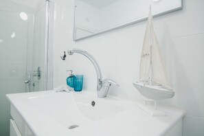 Familienapartment, 3 Schlafzimmer | Waschbecken im Bad