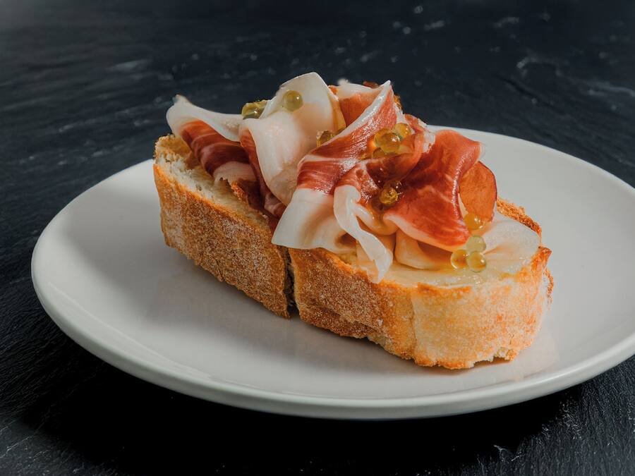 Un sándwich sobre un plato blanco.