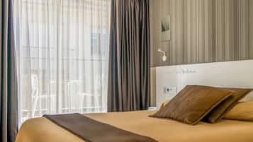 Habitación superior con 1 cama doble o 2 individuales | 1 dormitorio, caja fuerte, escritorio y cortinas opacas