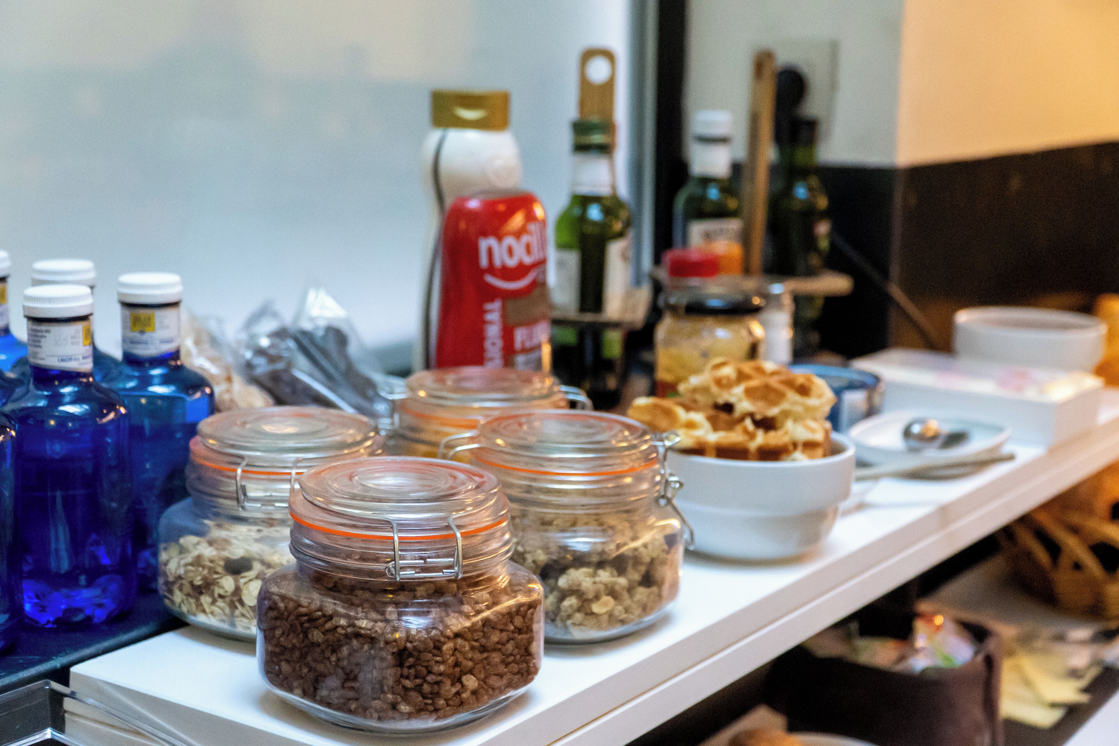 Una mesa de buffet con diversos alimentos y condimentos.