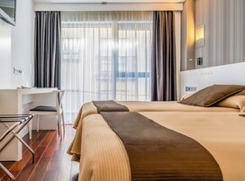 Caja de seguridad en la habitación, escritorio y cortinas blackout