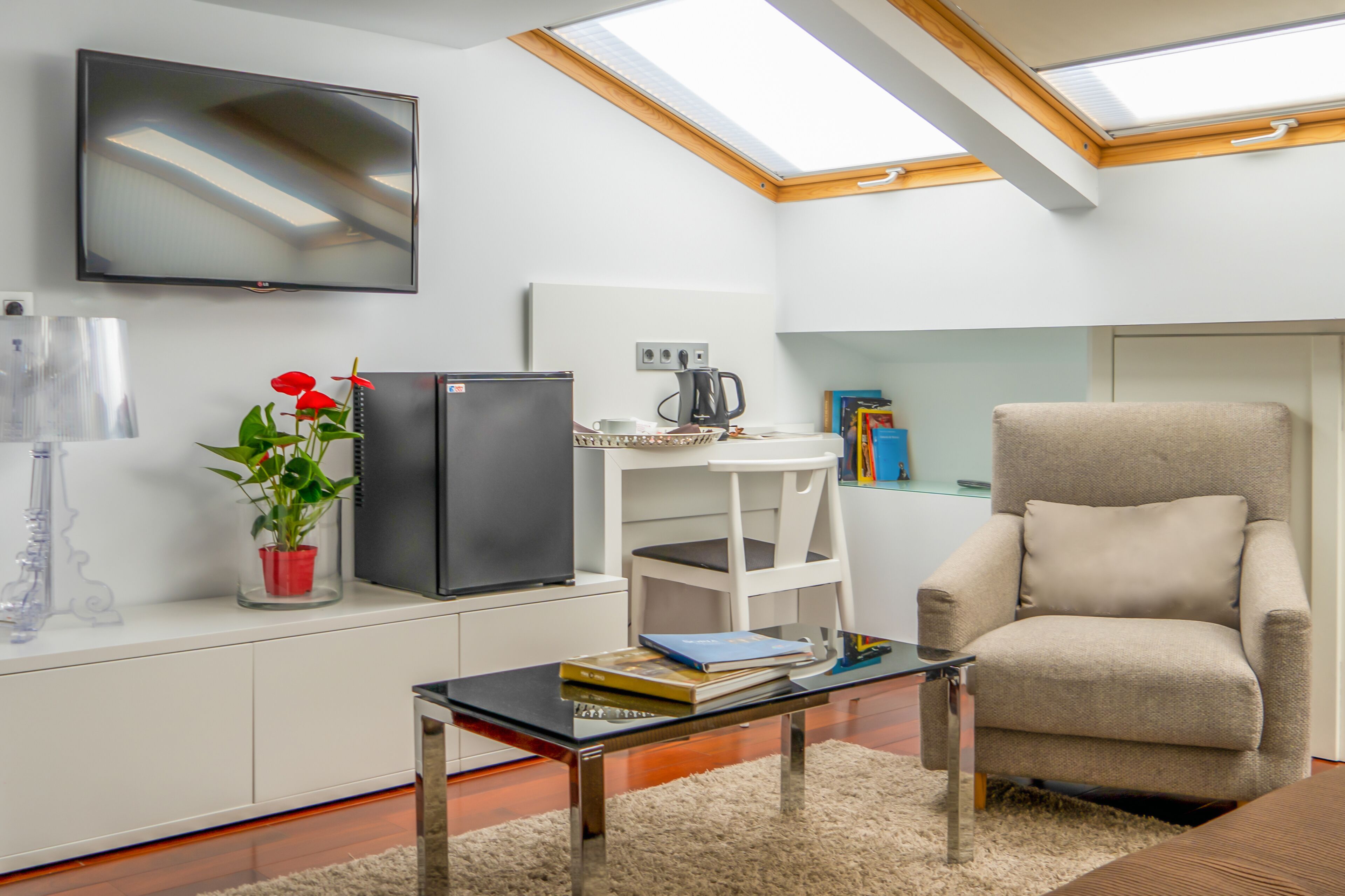 junior suite | living area | flat-screen tv