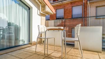 Habitación superior con 1 cama doble o 2 individuales | Terraza o patio