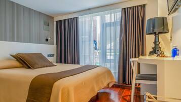 1 dormitorio, caja fuerte, escritorio y cortinas opacas