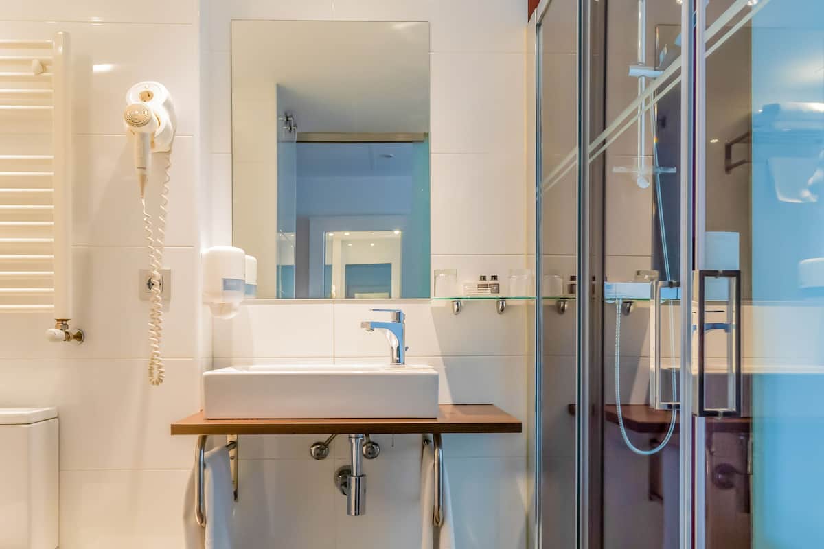 superior double or twin room | bathroom | shower, rainfall showerhead, eco-friendly toiletries, hair dryer