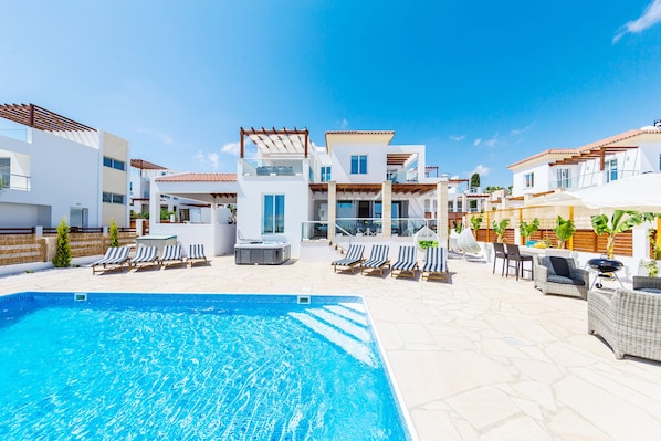 Outdoor pool, pool loungers