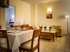 Departamento, 2 habitaciones | Área de sala de estar | Televisión