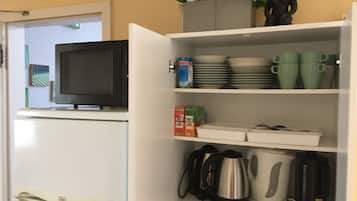 Tủ lạnh, lò vi sóng, dụng cụ nấu nướng/bát dĩa/dao nĩa