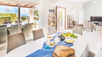 Vila, 4 quartos, banheira de imersão, vista para o mar | Opções para refeição no quarto