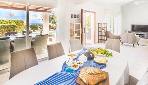 Villa, 4 Bedrooms, Hot Tub, Sea View | In-room dining