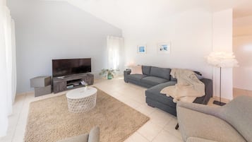 Vila, 4 quartos, banheira de imersão, vista para o mar | Área de estar | TV de plasma, console de videogame