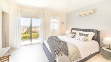 4 chambres, coffres-forts dans les chambres, fer et planche Ă repasser