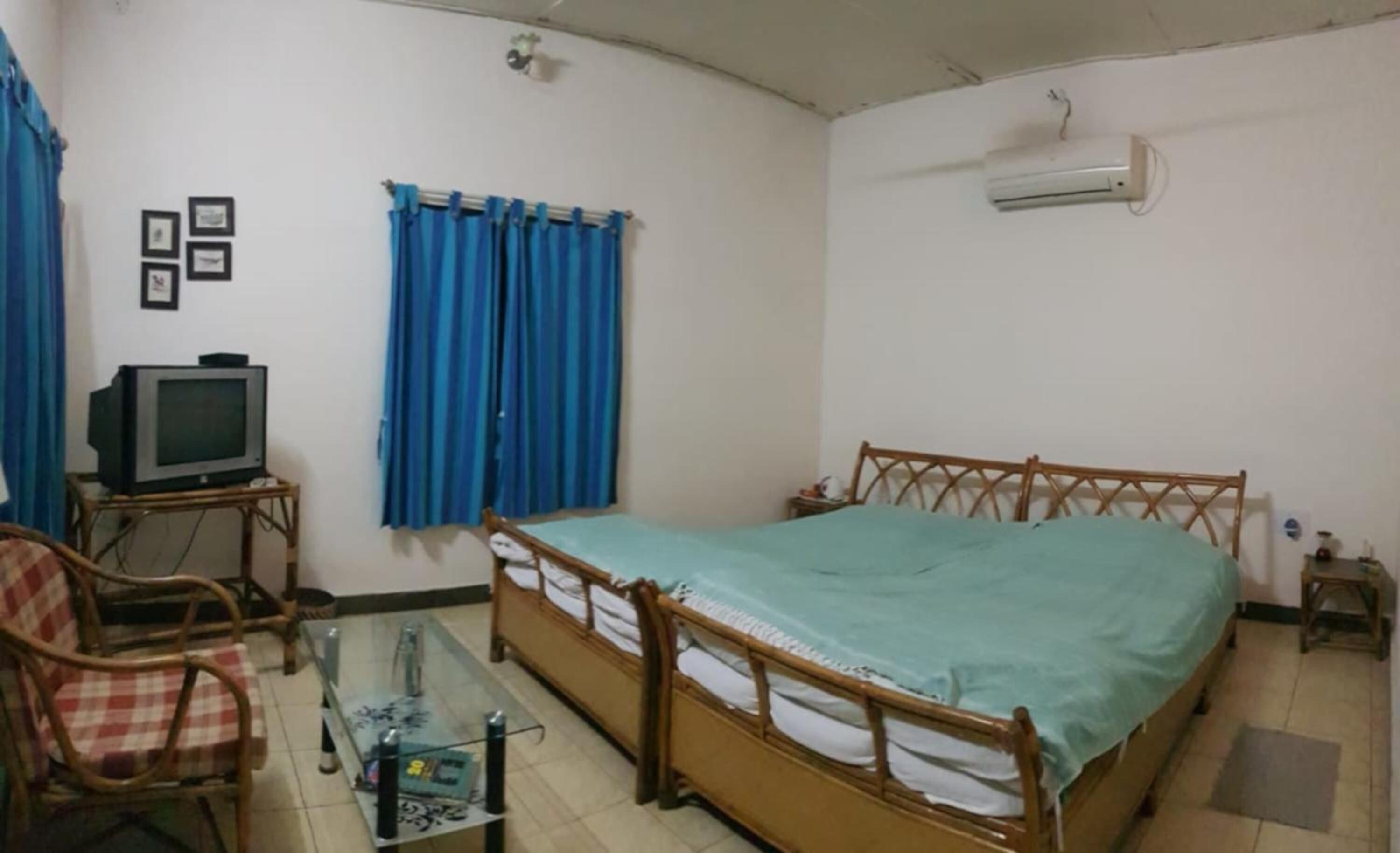 1 bedroom, desk
