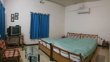 1 ๊ฐ์ ์นจ์ค, ์ฑ
์