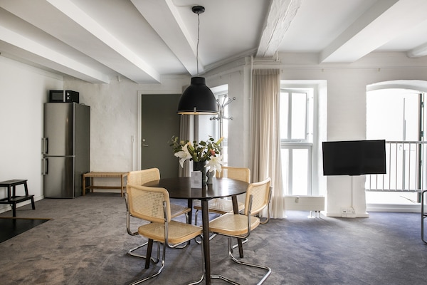 Design-lejlighed - 2 soveværelser - køkken (Amaliegade 43, 3.) | Opholdsområde | Fladskærms-tv, betalingsfilm