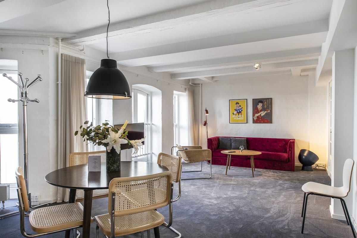 Design-Apartment, 2 Schlafzimmer, Küche, Blick auf den Innenhof (Amaliegade 43, 2nd Floor) | Wohnbereich