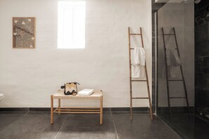 Departamento de diseñador, 2 habitaciones, cocina, vista al patio (Amaliegade 43, 1st Floor) | Baño | Regadera, secadora de cabello, toallas, papel de baño 