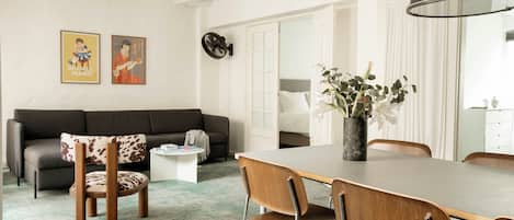 Departamento de diseñador, 2 habitaciones, cocina, vista al patio (Amaliegade 43, 1st Floor) | Área de sala de estar | Televisión de pantalla plana y películas con cargo