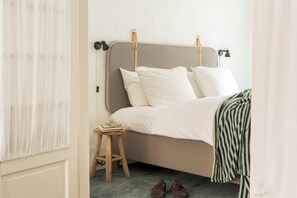 Design Apartment, 2 Bedrooms, Kitchen, Courtyard View (Amaliegade 43, 1st Floor) | Individually decorated, individually furnished, soundproofing
