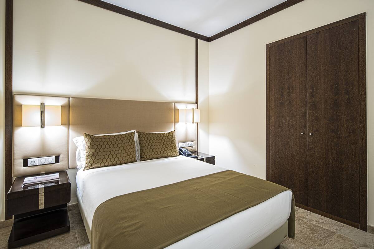 Standard Double Room, 1 Queen Bed | 1 bedroom, premium bedding, pillowtop beds, minibar