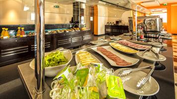 Desayuno buffet todos los días (con cargo)