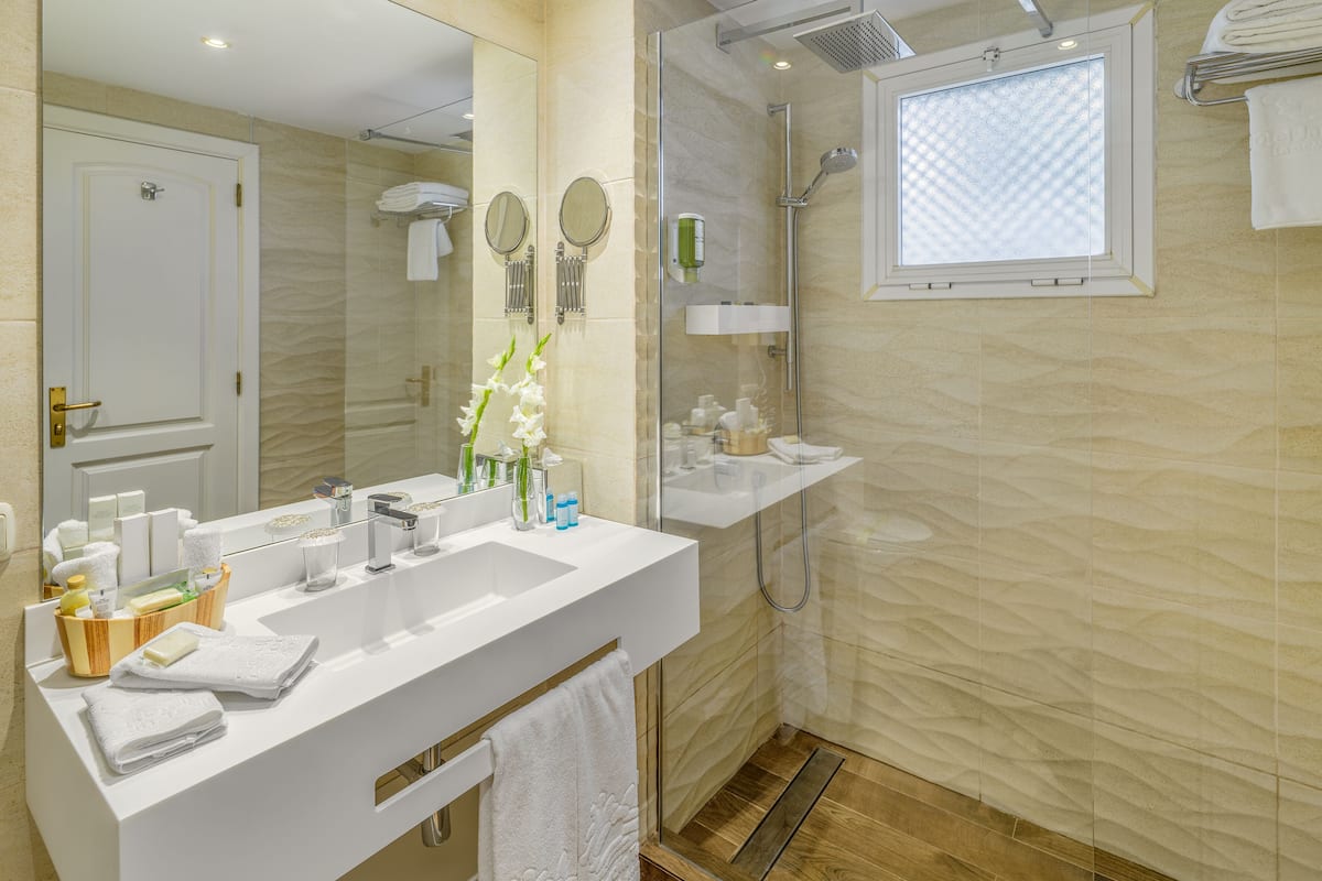 villa, 2 bedrooms | bathroom | eco-friendly toiletries, towels