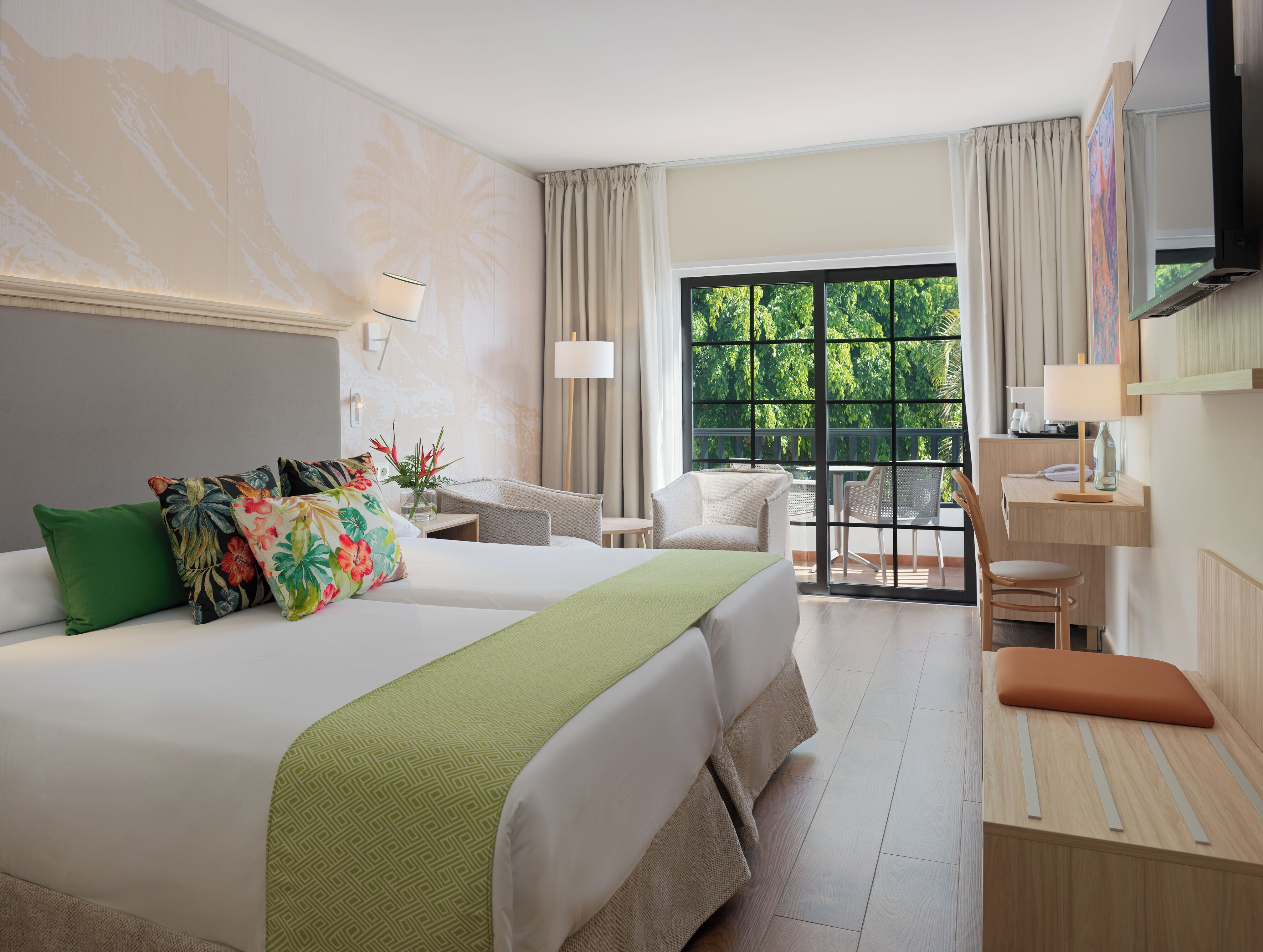 Minibar, escritorio, cortinas blackout y wifi gratis 