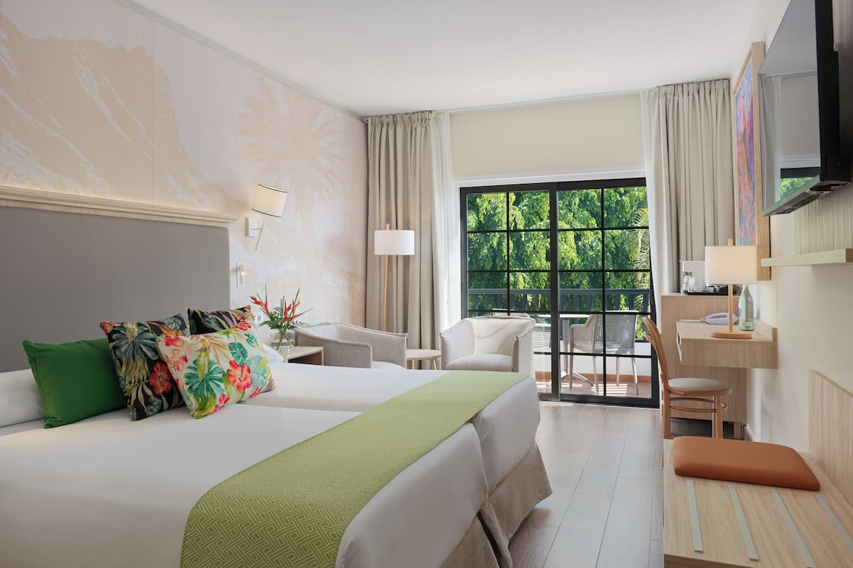 Minibar, escritorio, cortinas blackout y wifi gratis