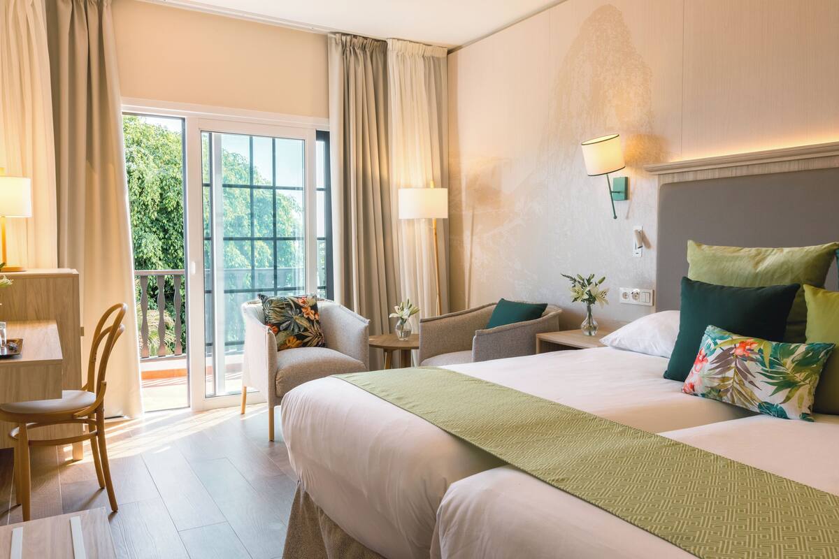 double room | 1 bedroom, minibar, desk, blackout curtains