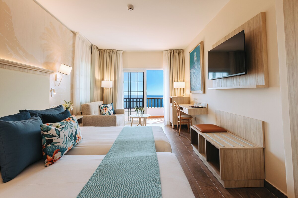 Minibar, desk, blackout curtains, free WiFi