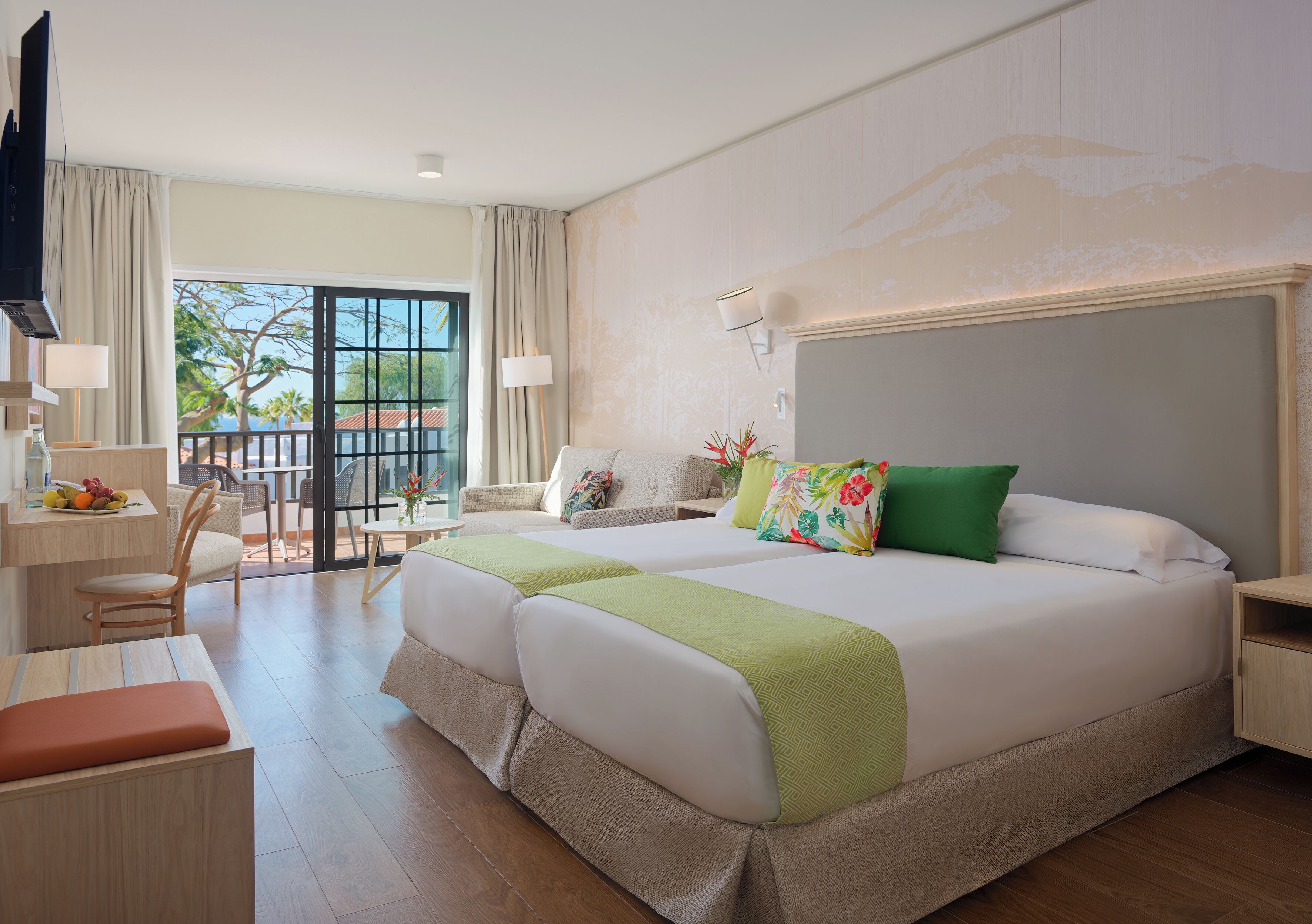 Minibar, escritorio, cortinas blackout y wifi gratis 